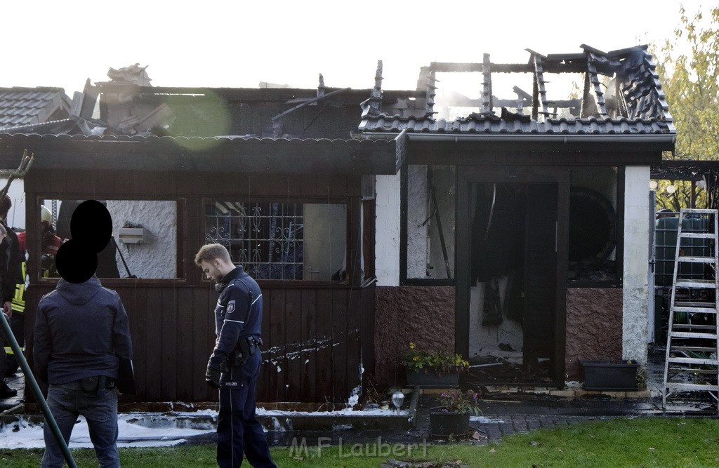 Feuer 1 brannten 3 Lauben Koeln Fuehlingen Kriegerhofstr P039.JPG - Miklos Laubert